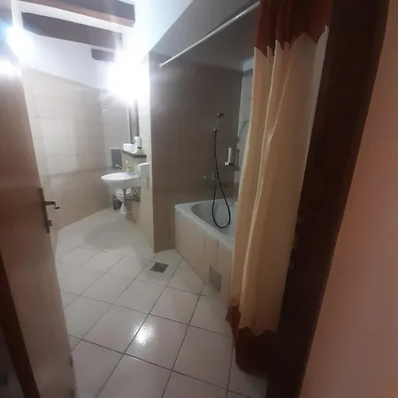 Teuta Palace Dom Faletici Hotel 3*